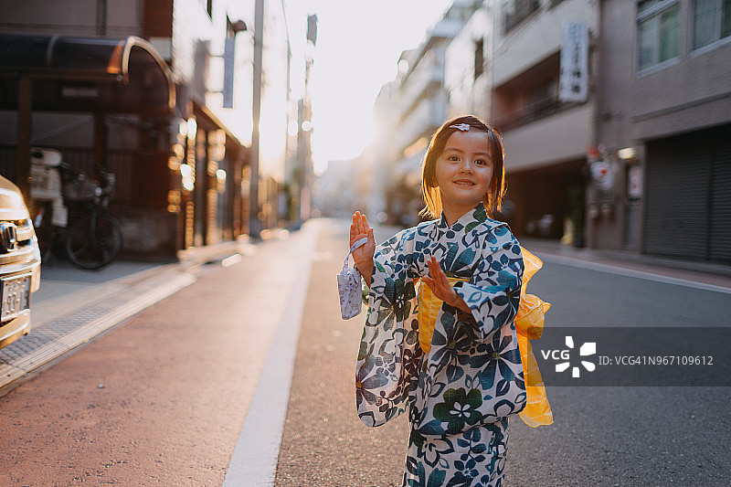 可爱的3岁女孩穿着浴衣和跳舞在街上，东京图片素材