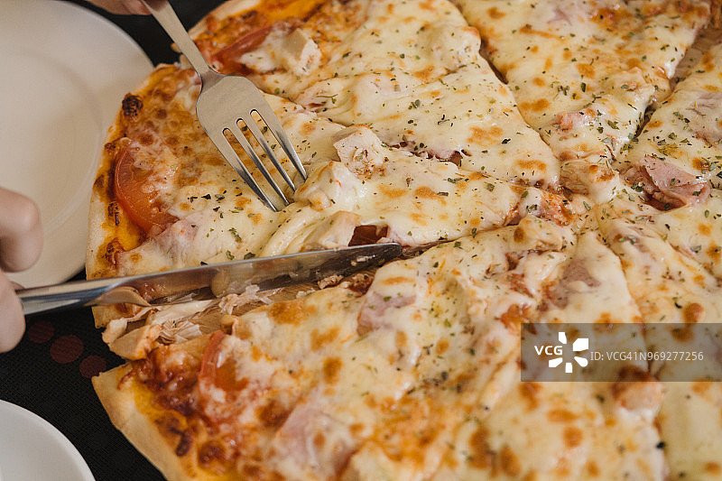 接近意大利披萨的奶酪它粘。有选择性的重点图片素材