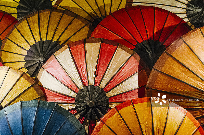 琅勃拉邦夜市的纸伞图片素材