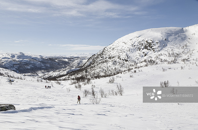 小屋到小屋在哈当厄滑雪，爬上一座大山，挪威图片素材