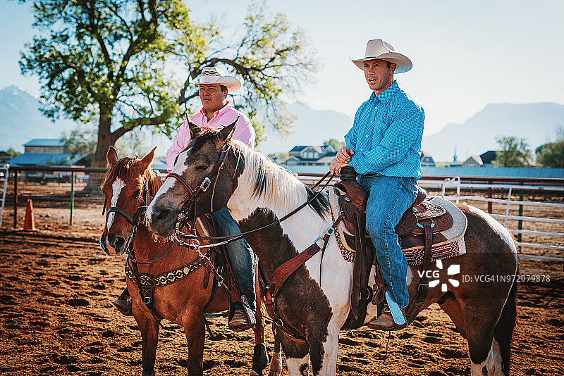 牧场上骑着马的美国牛仔图片素材