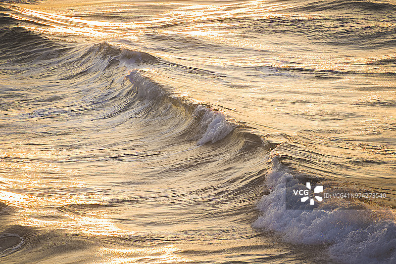 波在日落时分图片素材