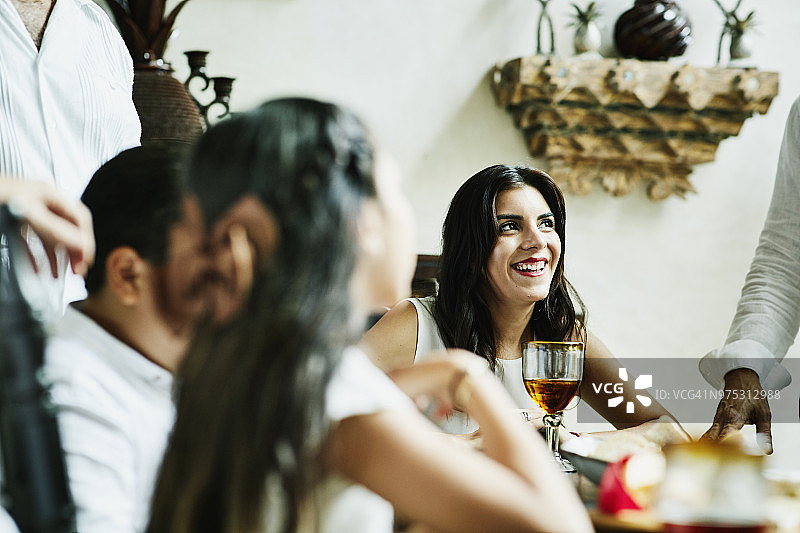 微笑的女人与家人在庆祝餐图片素材