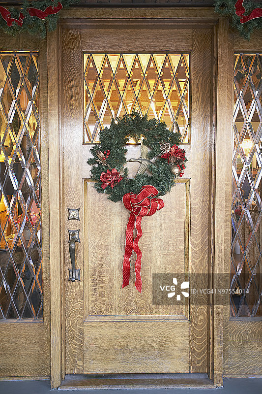 挂在前门的圣诞花环图片素材