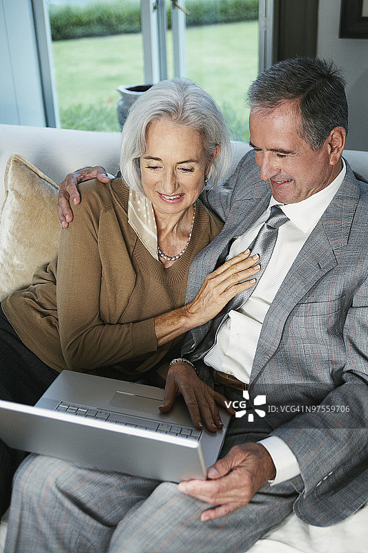 女人和男人在用笔记本电脑图片素材