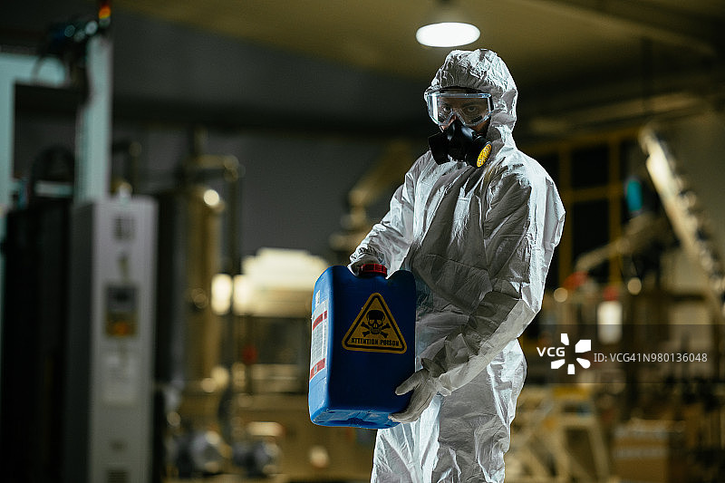 工厂工人穿着防辐射服图片素材