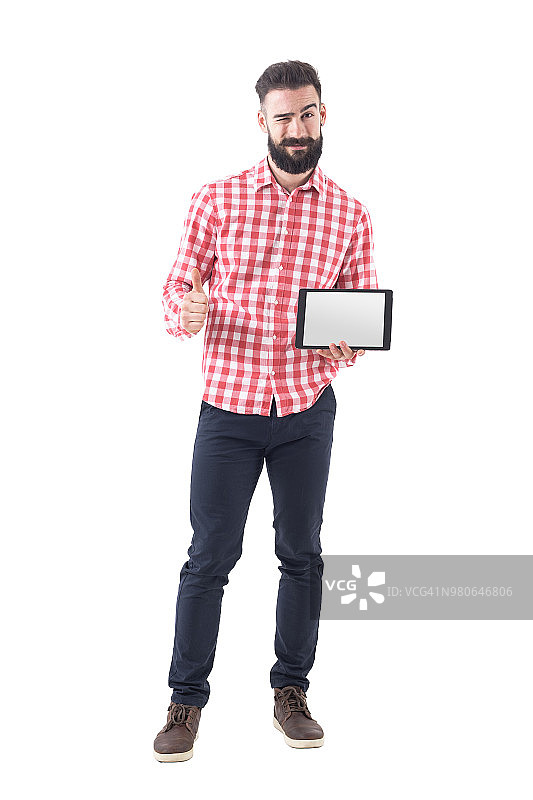 快乐友好的商人，拿着平板电脑和显示拇指向上的手势图片素材