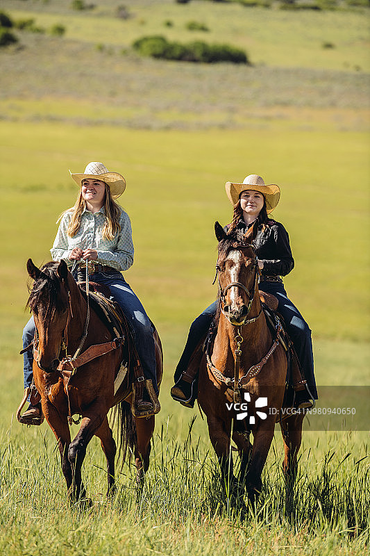 骑在马上的犹他州女牛仔图片素材