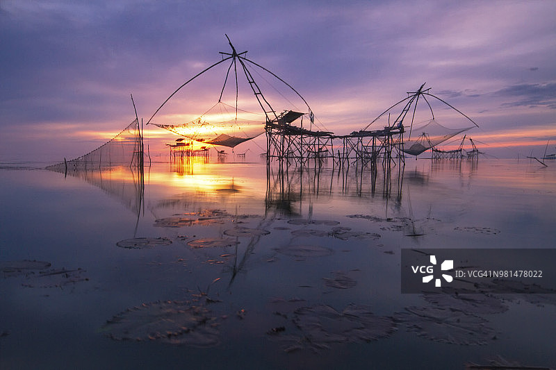 这是泰国南部渔民用竹子和渔网制作的方形竹渔网图片素材