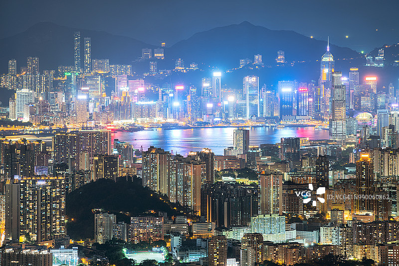 香港市区道路及高密度高楼的夜间长时间曝光拍摄。图片素材