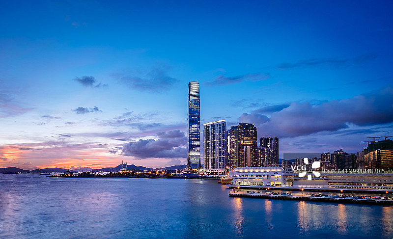 维多利亚港，日落时香港城市天际线尽收眼底图片素材