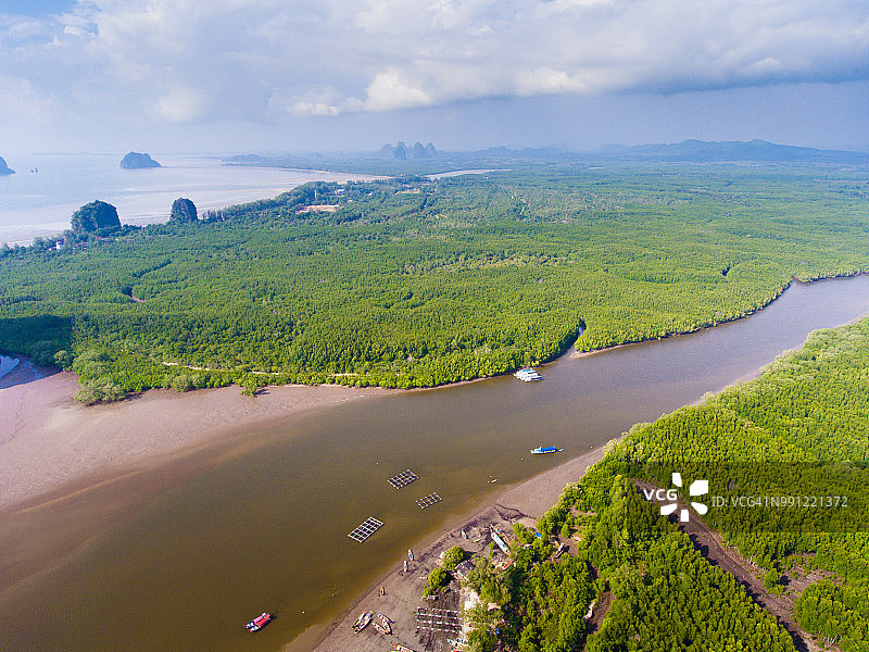 鸟瞰图拍摄热带海滩海与长尾船在泰国南部图片素材