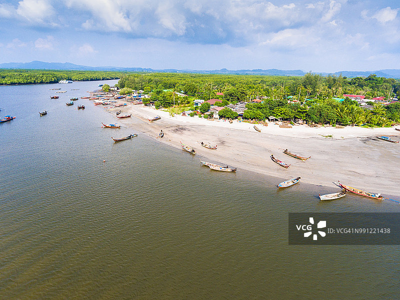 鸟瞰图拍摄热带海滩海与长尾船在泰国南部图片素材