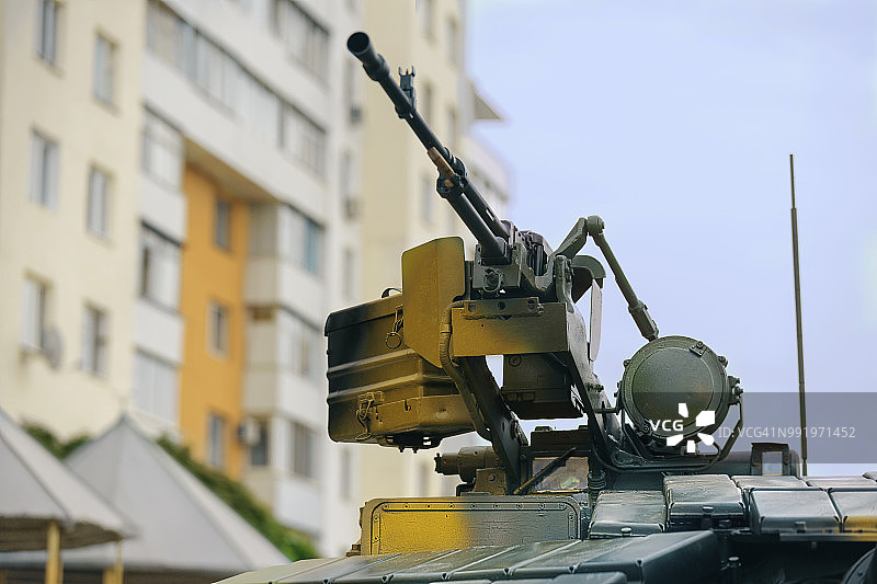 防空炮管安装在居民区附近图片素材