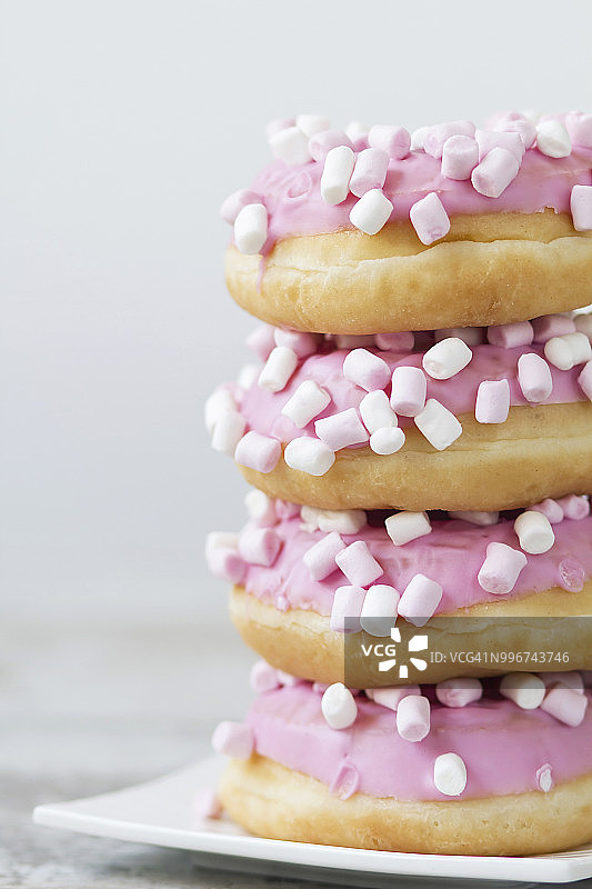 粉红色的巧克力甜甜圈图片素材