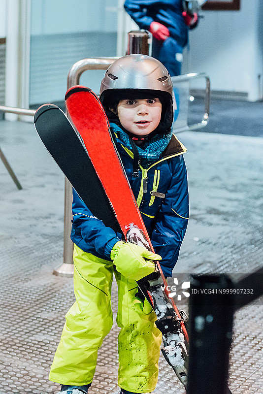 小男孩穿着滑雪服图片素材