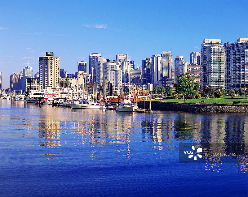 加拿大，不列颠哥伦比亚，温哥华，码头和天际线图片素材