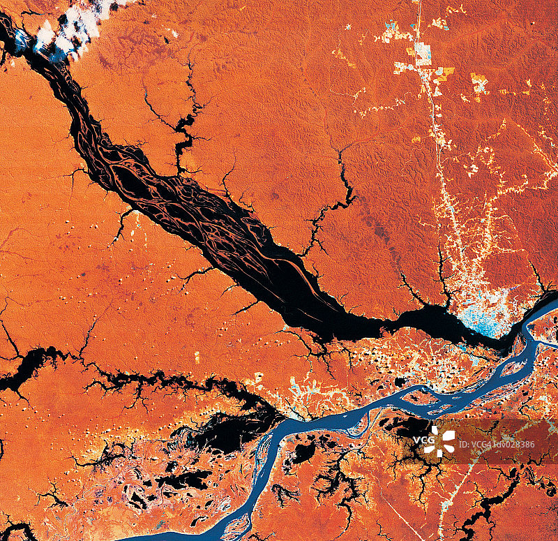 内格罗河和索利莫伊斯河交汇形成巴西的亚马逊河图片素材