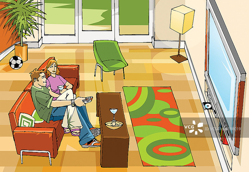 一对夫妇坐在沙发上，在客厅里看等离子电视图片素材
