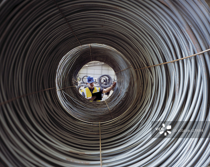 一个人在英国亨伯赛德的明汉港检查货运钢丝的缩小视角图片素材