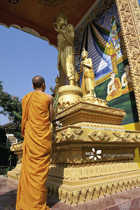 和尚在佛教寺庙祈祷，琅勃拉邦，老挝，印度支那图片素材