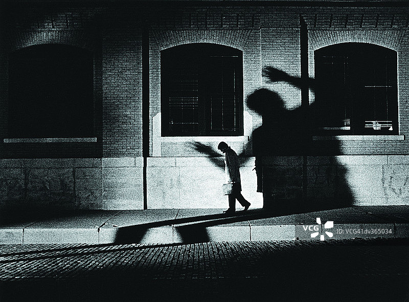 一个人走在黑暗的小巷里图片素材