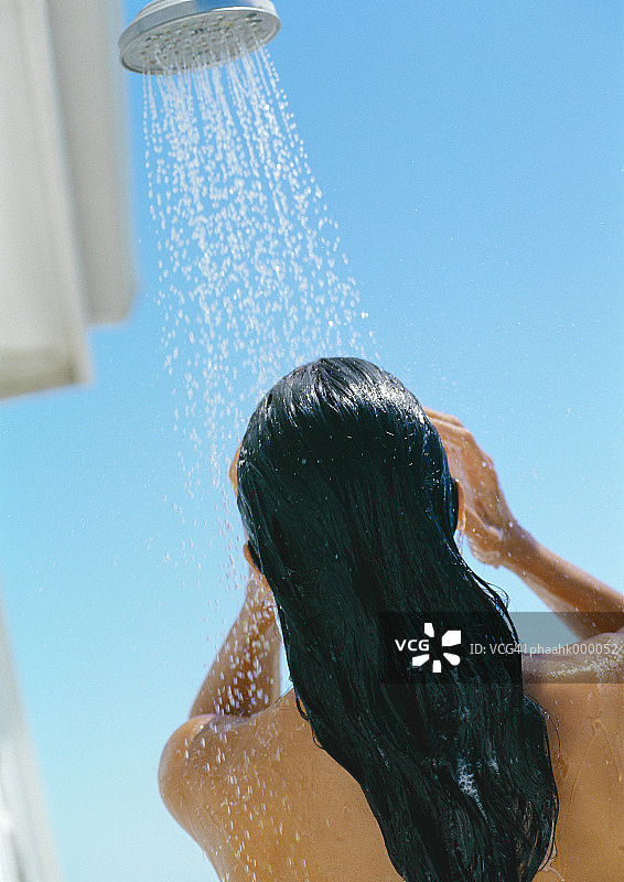 女人在户外洗澡，后视图图片素材