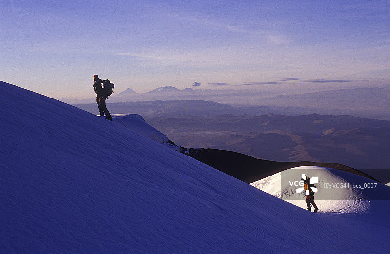 这是两只成年雄性爬上白雪覆盖的山峰时的生活方式图片素材