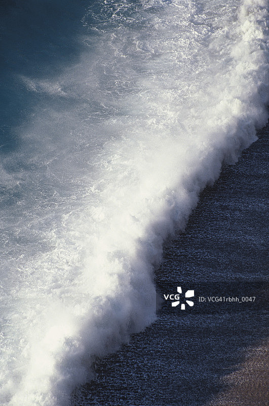 海浪冲击海滩的抽象照片图片素材