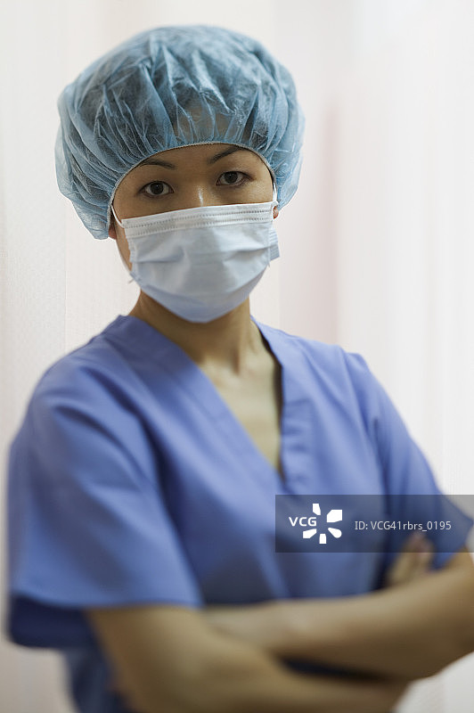生活方式的肖像，一个成年女医生在外科设备，因为她看着相机图片素材