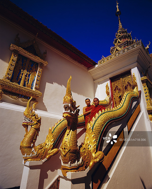 楼梯与那加(神圣的蛇)和两个佛教僧侣，吴窟Doi素贴，清迈，泰国图片素材