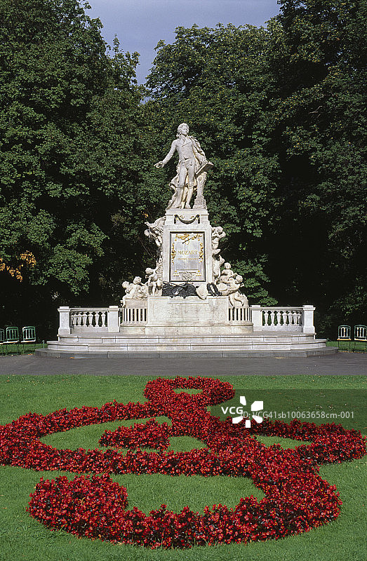 奥地利，维也纳，公园里的莫扎特雕像图片素材