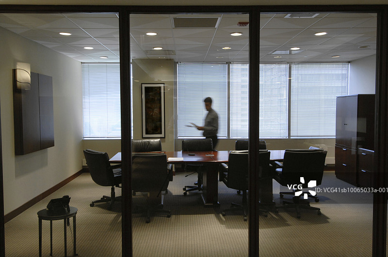 企业员工在会议室里，模糊的运动图片素材
