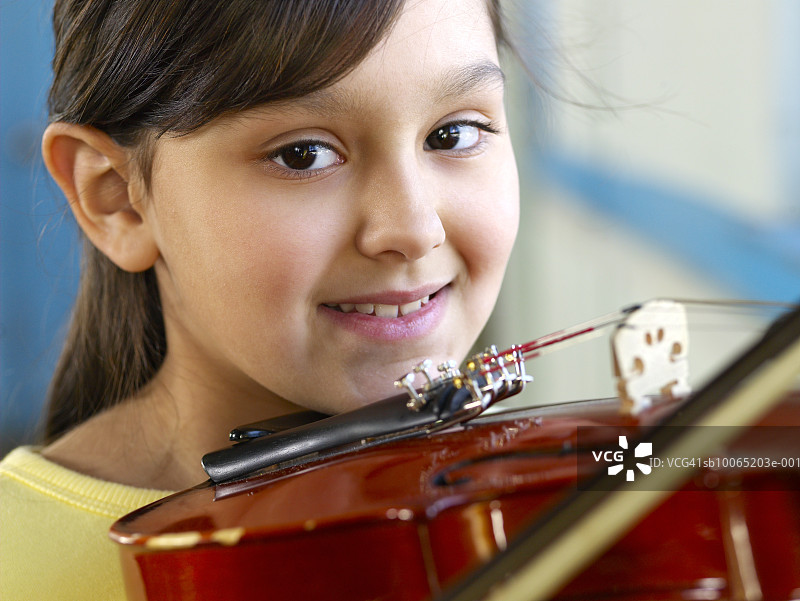 女孩的肖像(8-9)与小提琴，特写图片素材