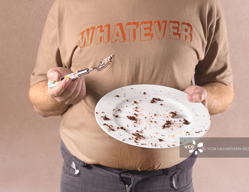 男人在吃巧克力蛋糕，特写图片素材