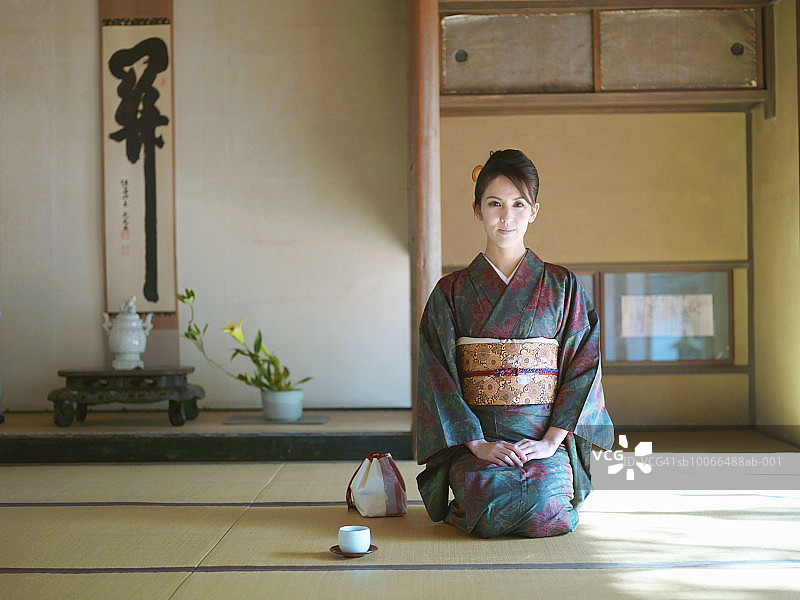 日本京都，延科寺，女子穿着和服跪在寺中，画像图片素材