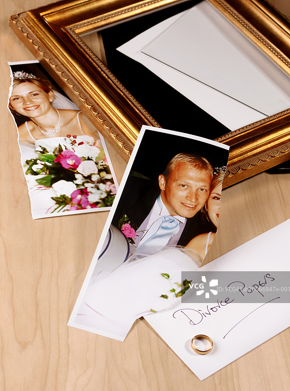 撕破的婚纱照、破碎的相框、结婚戒指、离婚文件图片素材