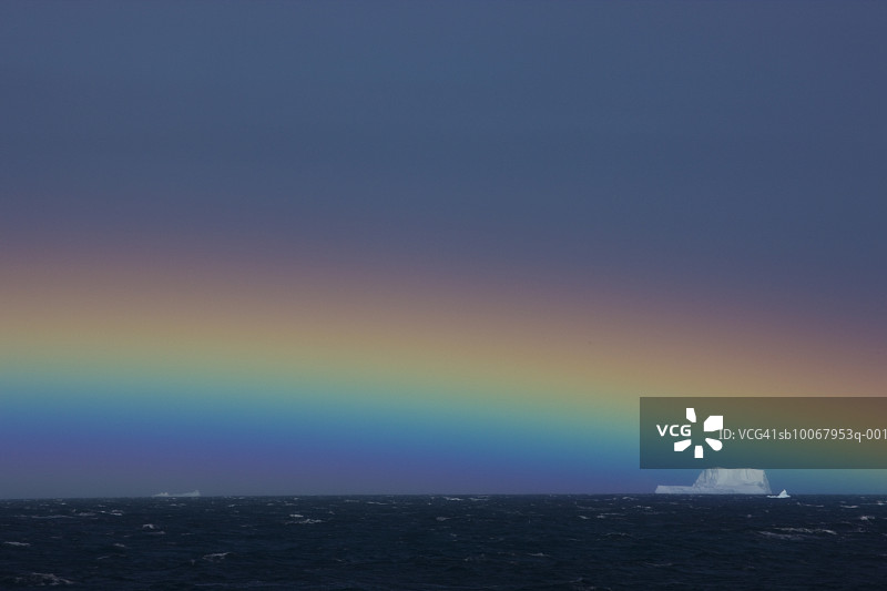 南极洲，南乔治亚岛，冰山上的彩虹图片素材