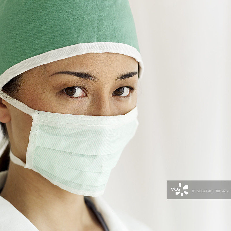 一个年轻的女医生穿着外科装备的特写图片素材