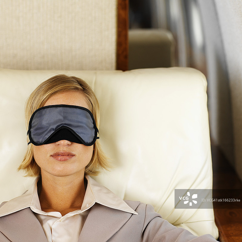 前视图肖像女商人睡觉戴着眼罩图片素材