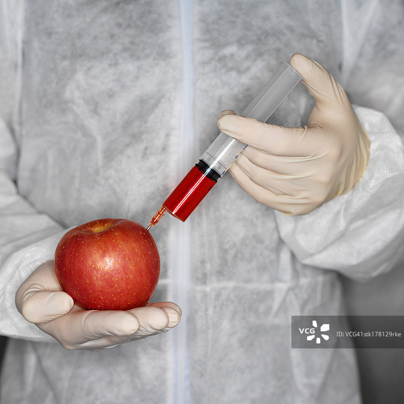 科学家给苹果注射了红色液体图片素材