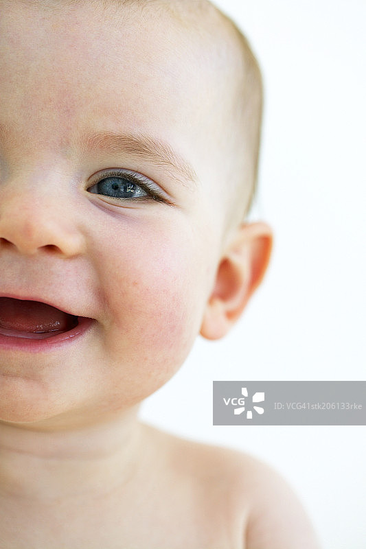 一个婴儿(12-18个月)微笑的特写图片素材
