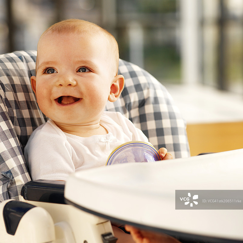婴儿(12-18个月)坐在高椅子上图片素材