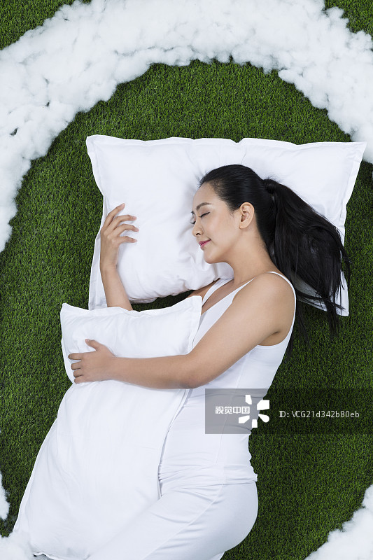 草地创意睡觉的孕妇图片素材