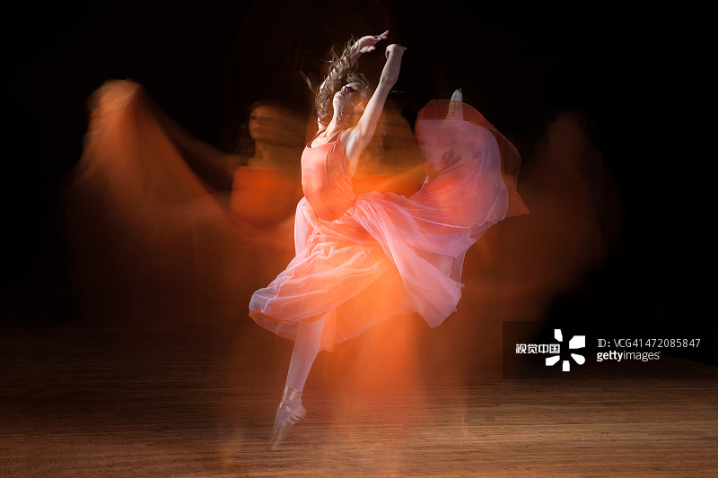美丽的芭蕾舞演员在黑暗的舞台上与鬼魂跳舞图片素材