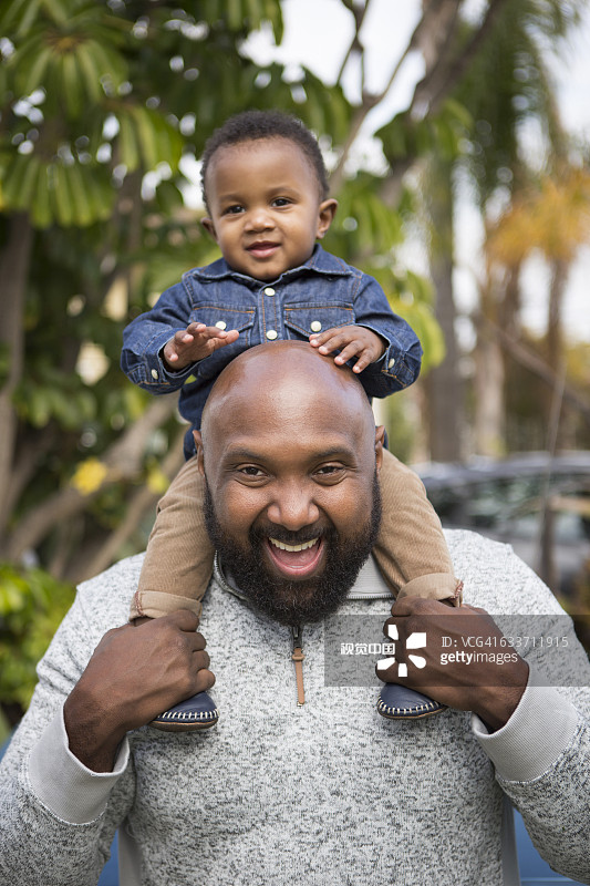 非裔美国人父亲肩上扛着儿子图片素材