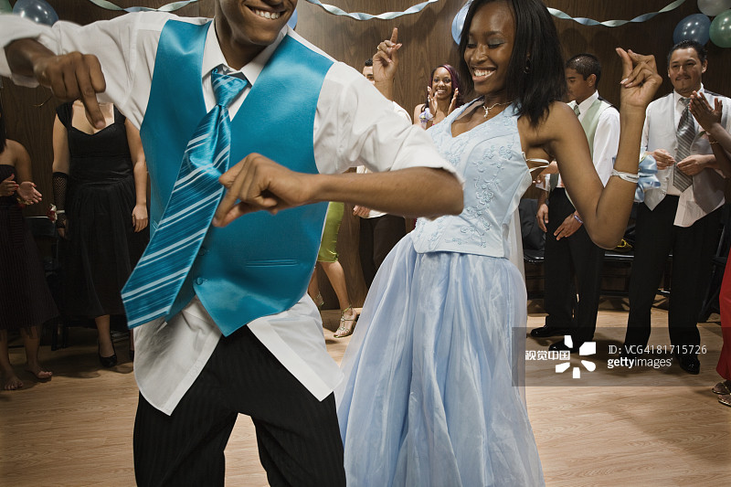 多民族的青少年在舞会上跳舞图片素材