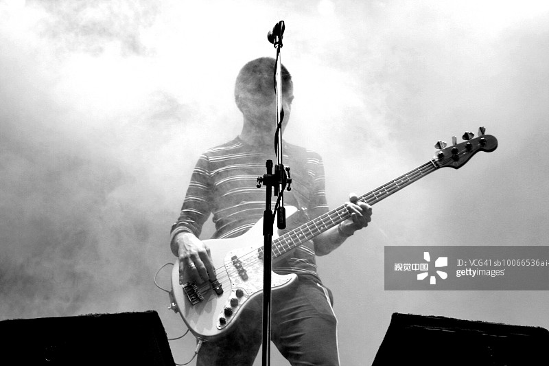 乌拉圭，杜拉兹诺，男子在舞台上弹电吉他(B&W)图片素材