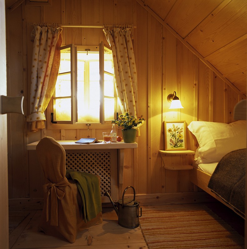 乡村酒店房间与木镶板在山上小屋图片下载