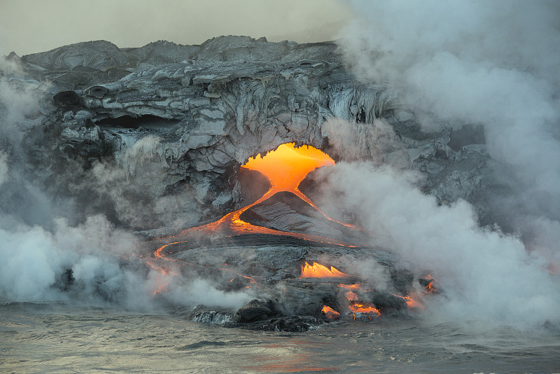 来自基拉韦厄火山海岸熔岩管的热熔岩进入海洋，夏威夷火山国家公园，普纳，夏威夷，美国。图片下载